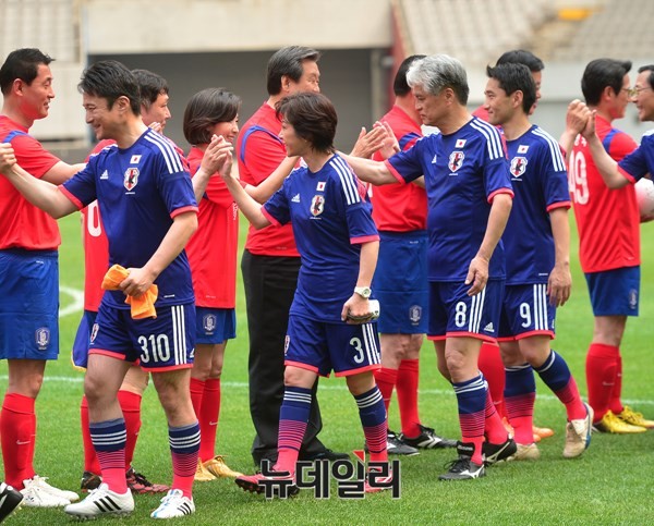 ▲ 양국 의원들이 축구경기에 앞서 하이파이브를 하고 있다. ⓒ뉴데일리 정상윤 기자