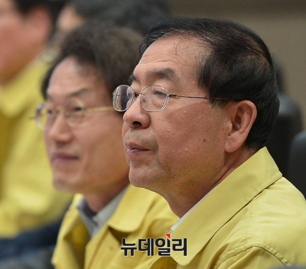 ▲ 14일 오전 서울시청 신청사에서 열린 중동호흡기증후군(메르스) 대책회의에 참석한 박원순 서울시장. ⓒ 뉴데일리 정상윤 기자