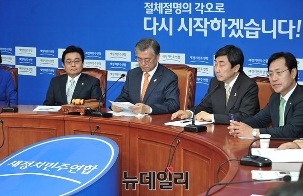 ▲ 새정치민주연합 최고위원회의. 사진 왼쪽부터 전병헌 최고위원, 문재인 대표, 이종걸 원내대표, 오영식 최고위원. ⓒ뉴데일리 이종현 기자