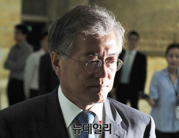 ▲ 새정치민주연합 문재인 대표가 15일 굳은 표정으로 의원총회에 입장하고 있다. 문재인 대표는 이날 3선의 최재성 의원을 사무총장으로 임명하려 했으나, 당내 반발에 밀려 보류했다. ⓒ뉴데일리 이종현 기자