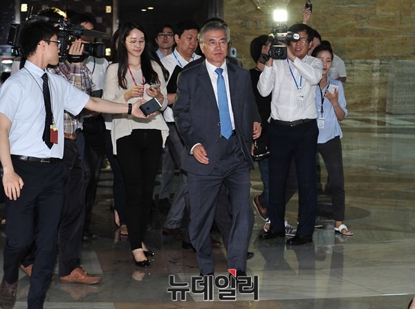 ▲ 새정치민주연합 문재인 대표가 15일 굳은 표정으로 의원총회에 입장하고 있다. 문재인 대표는 이날 3선의 최재성 의원을 사무총장으로 임명하려 했으나, 당내 반발에 밀려 보류했다. ⓒ뉴데일리 이종현 기자