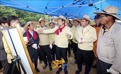 ▲ 15일 오후 화성 남양읍을 방문한 남경필 경기도지사가 채인석 화성시장과 가뭄대책 추진상황을 청취하고 있다. ⓒ경기도 사진제공