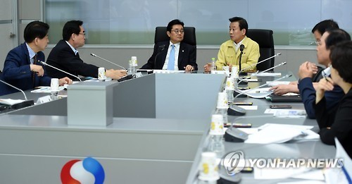 ▲ 박인용 국민안전처 장관(가운데 오른쪽)이 지난 4일 서울 세종로 정부서울청사 중앙재난안전상황실에서 국회 국민안전혁신특위 전병헌 위원장(가운데 왼쪽) 등 위원들에게 메르스 감염사태 관련 대책을 보고하고 있다. ⓒ뉴데일리 정상윤 기자