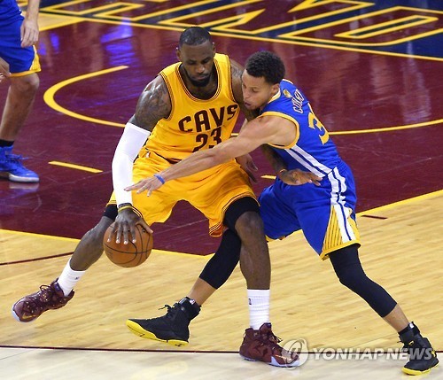 ▲ 파란색 유니폼이 스테판 커리, 노란색 유니폼이 르브론 제임스.ⓒ연합뉴스