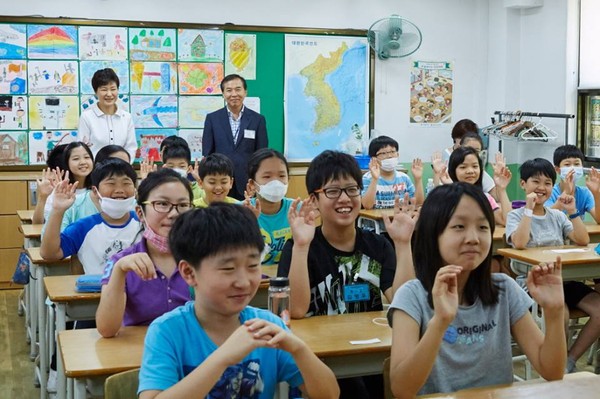 ▲ 박근혜 대통령이 16일 강남구 대모초등학교를 방문해 위생수업을 참관하고 있다. ⓒ청와대 제공
