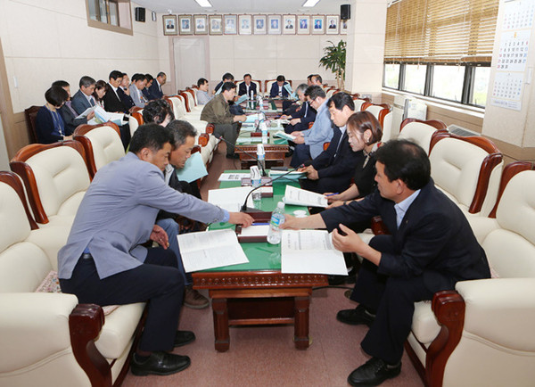 ▲ 안동시의회는 연일 지속되는 고온과 강수량 부족으로 인한 가뭄 피해가 확산되자 ‘실효성 있는 가뭄단계별 대책 마련을 위해 제2차 간담회를 개최했다.ⓒ안동시의회 제공