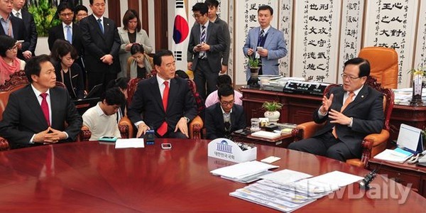 ▲ 새누리당 홍문표 의원(가운데)이 예결위원장을 지낼 때, 정의화 국회의장(오른쪽)과 예산 기한 내 처리에 대한 의견을 나누고 있는 모습이다. 왼쪽은 새누리당 이학재 의원. ⓒ뉴데일리 이종현 기자