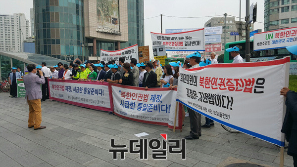 ▲ 이날 올인모 집회에는 약 100명의 시민이 모여 북한인권 개선을 위한 북한인권법 통과를 촉구했다. 이들은 여·야 합의가 조속히 이뤄져야 한다고 강조하면서도 북한 정권에 퍼주기만 하는 법안은 결사반대할 것이라고 입장을 밝혔다. ⓒ뉴데일리 유경표 기자