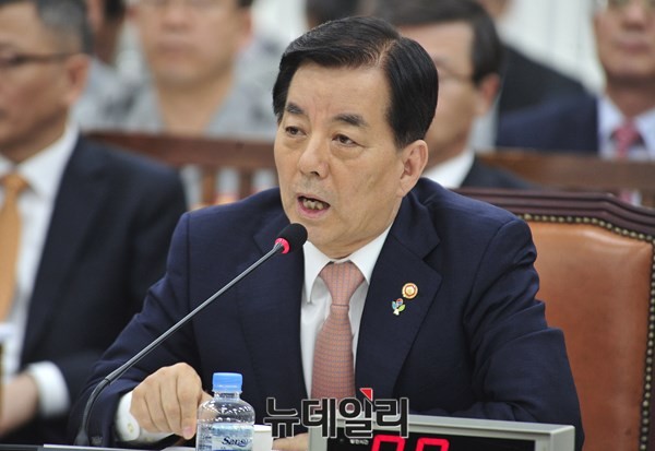 ▲ 16일 국회 국방위 전체회의에 출석해 의원질의에 답변하는 한민구 국방부 장관. ⓒ뉴데일리 이종현 사진기자