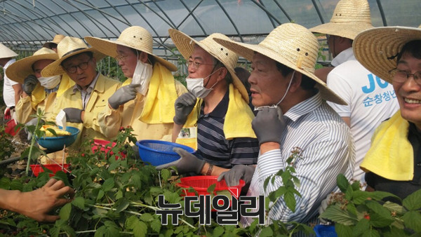 ▲ 새정치민주연합 문재인 대표가 전라북도 순창군 장덕리 마을을 방문했다. ⓒ뉴데일리 이길호 기자