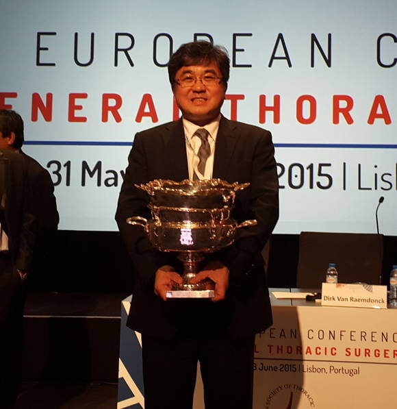 ▲ 분당서울대병원 전상훈 흉부외과 교수가 기념촬영에 임하고 있다.ⓒ분당서울대학교병원