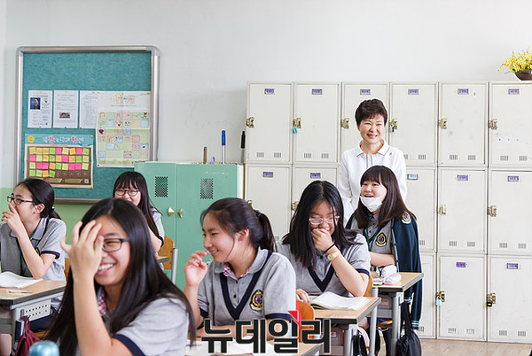 16일 메르스 대응 관련 교육현장 방문에 나선 박근혜 대통령이 서울 염리동 서울여중을 찾아 학생들의 수업장면을 지켜보고 있다. ⓒ 뉴데일리