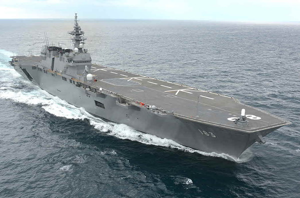 ▲ 일본 이즈모함. 일본은 이 수송함에 F-35B를 탑재하겠다는 목표를 세우고 진행중 이다.ⓒ일본해상자위대