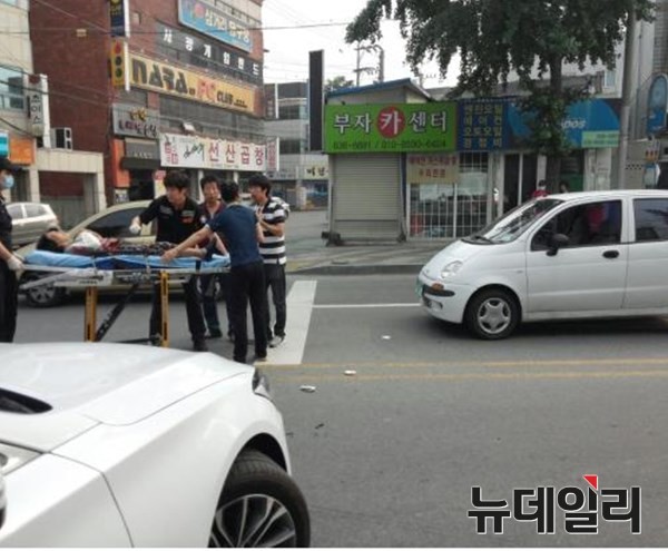 ▲ 한전 남대구지사 류희정 대리가 교통사고 현장에서 몸을 사리지 않는 구호활동을 펼쳐 귀감이 되고 있다.ⓒ한전 대구경북본부 제공