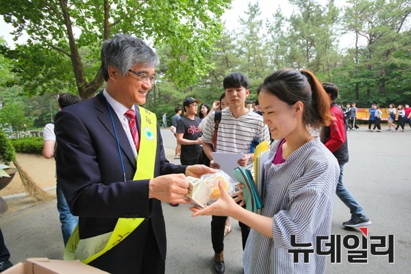 ▲ ‘차 한 잔의 여유 행사’에서 홍덕률 총장이 이른 아침 시험공부를 위해 도서관을 찾은 학생에게 간식을 전달하고 있다.@대구대 제공