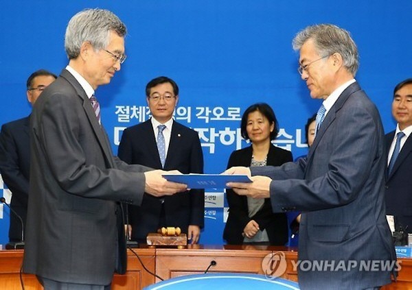 ▲ 새정치민주연합 문재인 대표가 [막말 윤리심판위원] 논란이 불거진 서화숙 전 한국일보 선임기자 등이 지켜보는 가운데 안병욱 신임 윤리심판원장에게 임명장을 수여하고 있다. ⓒ연합뉴스 사진DB