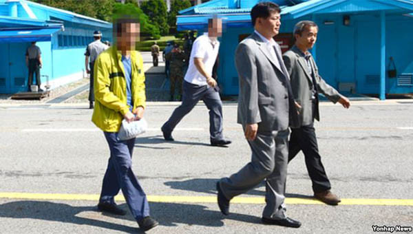 ▲ 17일 판문점을 통해 송환된 한국 국민 이 씨. ⓒVOA 보도화면-연합뉴스. 무단전재 및 재배포 금지.