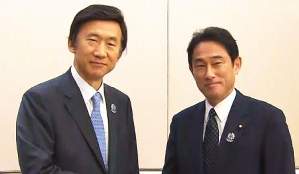 ▲ 2014년 8월 ARF에서 만난 윤병세 외교장관과 기시다 후미오 日외무상. 윤병세 외교장관의 방일은 취임 후 처음이다. ⓒ당시 YTN 보도화면 캡쳐