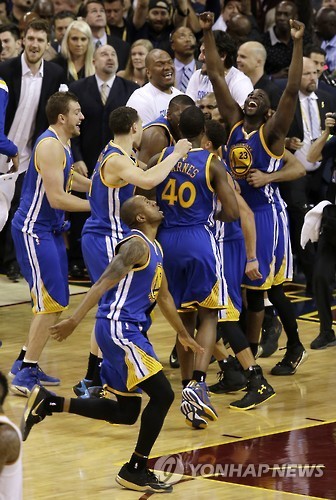 ▲ 골든 스테이트 워리어스의 선수들이 40년 만에 다시 찾은 NBA 우승을 만끽하고 있다.ⓒ연합뉴스