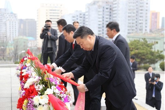 ▲ 지난 4월 5일(청명절) 평양 조중우호탑에 헌화하는 리진쥔 주 북한 중국대사