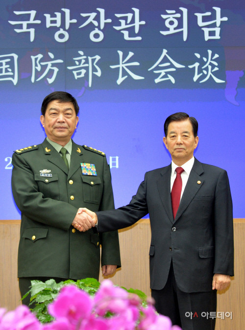 ▲ 한민구 국방부장관(오른쪽)과 창완취안 중국 국방부장이 지난 2월 4일 국방부     대회의실에서 열린 한-중 국방장관회담에 앞서 악수를 하고 있다