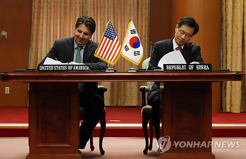 ▲ 박노벽 외교부 원자력 협력대사와 마크 리퍼트 주한 미국대사가 한미원자력협정   개정안에 가서명하고 있다.(4월 22일)