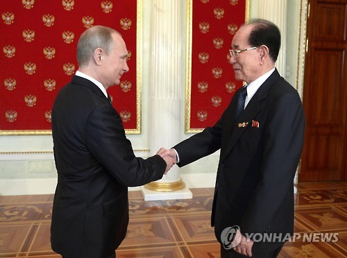 ▲ 지난 5월 9일 북한 김영남 최고인민회의 상임위원장이 러시아 푸틴 대통령과 만나   악수하고 있다.