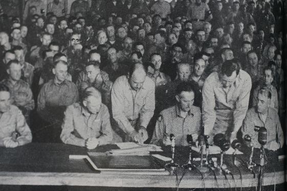 ▲ 문산에 있는 미군기지에서 유엔군사령관 클라크(Mark Clark)대장이 참전16개국 대표들이 지켜보는 가운데 정전협정서에 확인 서명하고 있다.