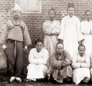 한성감옥에 수감 중인 이승만과 옥중 개화당 동지들. 왼쪽 중죄수 복장이   이승만이다(1903).