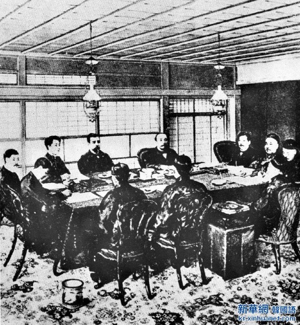 청일전쟁을 마무리하기 위해 청-일간 ‘馬關條約(시모노세키 조약)’이  체결되었다. (1895년 4월 17일). 일본은 요동반도를 차지하고 조선은 독립국임을 명문화, 청나라로부터 조선을 떼어내는데 성공한다.