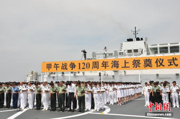 중국 해군은 갑오전쟁 120주년을 맞이하여 해상 추모식 갖고,   북양(北洋)해군 장병들을 추모했다.(2014년 8월 27일)