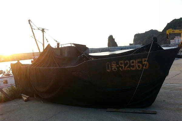 ▲ 과거 울릉도 인근에서 표류하다 해경에 예인돼 울릉도에 보관 중인 북한 어선. ⓒ채널A '이제 만나러 갑니다' 시청자 게시판 사진 캡쳐