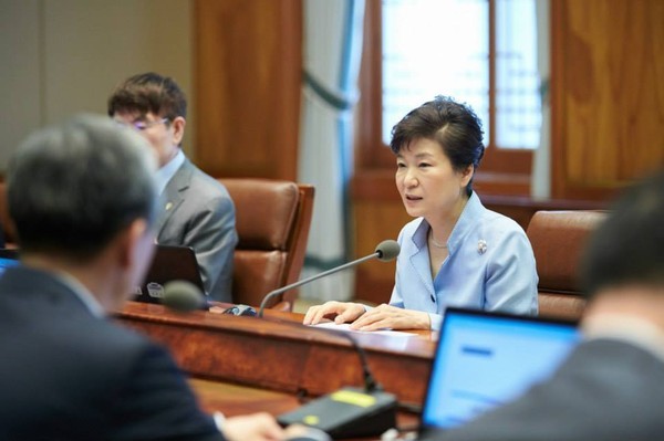 ▲ 박근혜 대통령이 15일 청와대에서 수석비서관 회의를 주재하고 메르스 대응 강화를 주문하고 있다. ⓒ청와대 제공