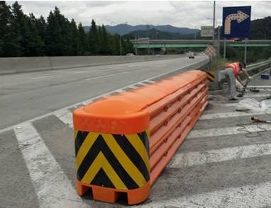 ▲ 충격흡수기 사진. 측면에 충격을 흡수하는 패널들이 슬라이딩 도어와 같이 안쪽으로 밀려들어가며 충격을 흡수한다. 대당가격은 5백만원∼2천만원 수준이다. ⓒ금융감독원