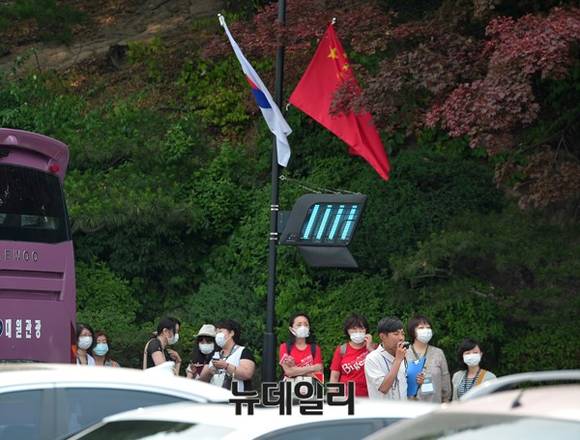 ▲ 메르스 때문에 마스크를 착용한 중국인 단체관광객.ⓒ뉴데일리 DB