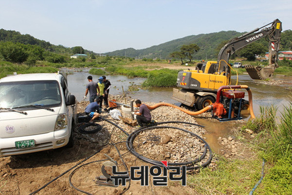▲ ▲경북 예천군에서 농경지에 하천을 굴착해 수원을 확보하고 다단양수로 마른 농경지에 물을 제공하고 있는 모습. ⓒ 뉴데일리DB
