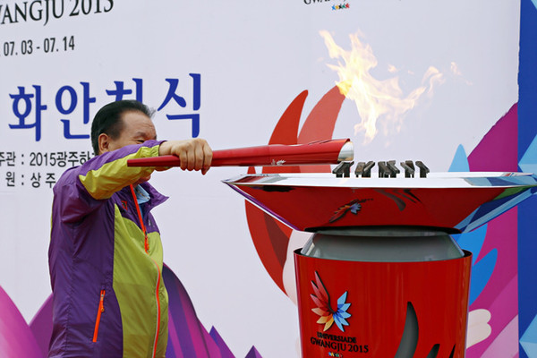 ▲ 이정백 시장이 이동 성화대에 점화하고 있다.ⓒ상주시 제공