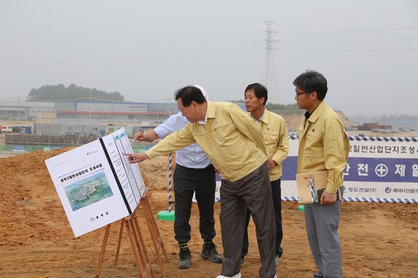 ▲ 성주2일반산업단지 조성현장 찾은 김항곤 군수는 공사추진상황 점검에 이어 관계자들을 격려하고, 공장 조기건축에 따른 입주업체의 불편사항이 없도록 상수도, 오‧폐수처리 등에 만전을 기할 것을 지시했다.ⓒ성주군제공