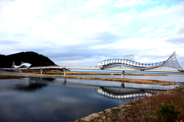 ▲ 울진군이 ‘남대천보행교’에 대한 정식 명칭 공모를 하고 있다.ⓒ울진군 제공