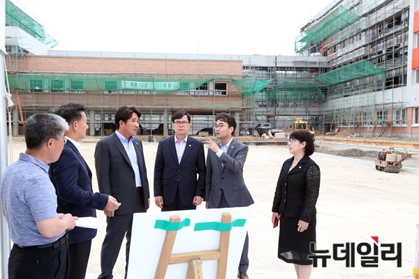 ▲ 대구시의회 교육위 위원들이 18일 대구 사수초 신축공사 현장을 찾아 개교준비 상황 등을 살펴봤다.ⓒ대구시의회 제공