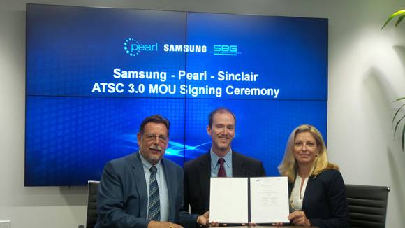 ▲ 사진 왼쪽부터= 삼성전자 존 갓프리(John Godfrey) 전무, 美 싱클레어(Sinclair)의 마크 에이킨(Mark Aitken) 상무, 펄(Pearl)의 앤 쉘(Anne Schelle) 총괄 운영 디렉터. ⓒ삼성전자.