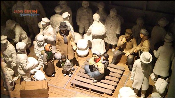 ▲ 흥남철수에 동원된 메러디스 빅토리호의 내부 모습을 미니어처로 재현한 국방TV  '장진호 전투' 다큐멘터리 방송 화면. ⓒ국방홍보원 제공