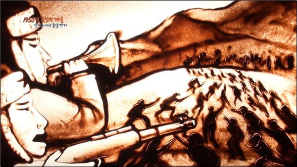 ▲ 체감온도 영하 40도를 넘나드는 혹한에서 중공군 12개 사단이 연합군을 향해 돌격하는 '장진호 전투'의 전투 장면을 샌드 아트로 재현한 국방TV '장진호 전투' 다큐멘터리 방송 화면. ⓒ국방홍보원 제공