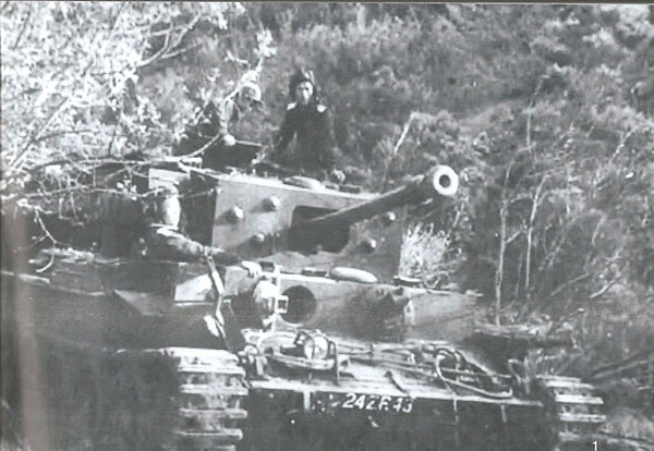 일요일 새벽 전면 침략에 나선 소련제 신형 탱크부대.