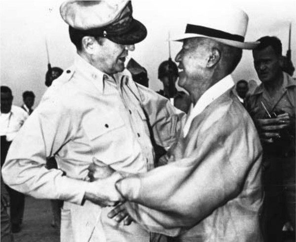 이승만 대통령과 맥아더 장군. 사진은 1948년 8월15일 중앙청 건국기념식장.