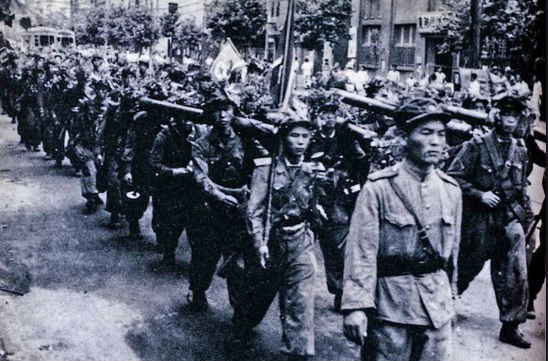 남침 3일만에 서울 시내로 밀려오는 인민군부대.