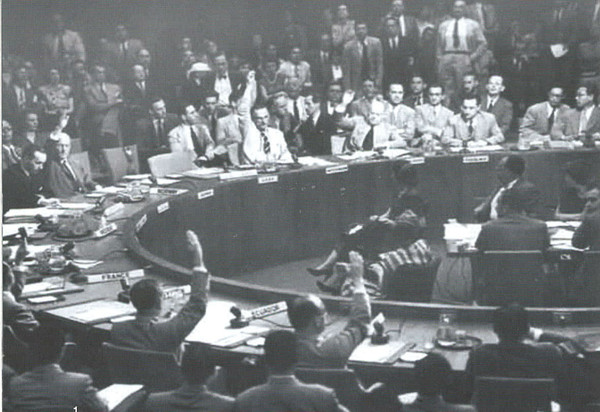 ▲ 1950년 6월27일 오후에 열린 유엔 안전보장이사회. 한국에 유엔군을 파견하는 결의안에 손을 들어 통과시키는 장면.