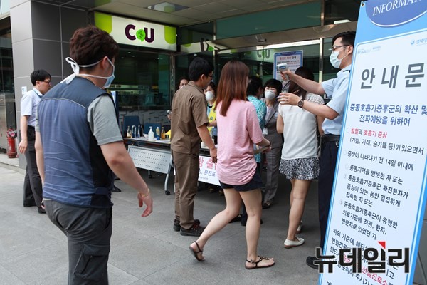 ▲ 경북대병원이 19일 보건복지부가 지정하는  ‘국민안심병원’으로 지정됐다. 사진은 경북대병원 입구에서 방문자들을 상대로 발열체크를 하고 있는 모습이다.ⓒ경북대병원 제공
