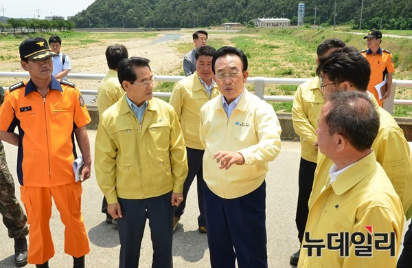 ▲ 사진은 김관용 도지사는 19일 울진군 왕피천 보조취수장을 찾아 가뭄극복 대책에 만전을 기할 것을 주문하고 있다.@경북도 제공