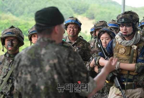 ▲ 마일즈 훈련에대한 설명을 듣는 기자들 모습.ⓒ뉴데일리 정상윤 사진기자